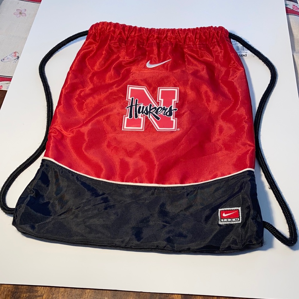 NEBRASKA HUSKERS N RED DRAWSTRING BAG unisex.
